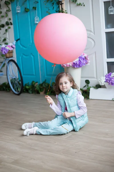 Дівчина тримає рожеву кульку — стокове фото