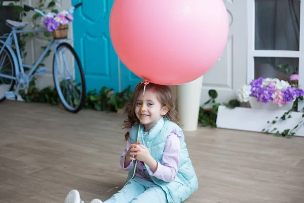 Ragazza in possesso di palloncino rosa — Foto Stock