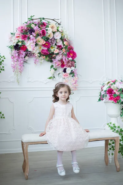 Fille dans la chambre avec des fleurs — Photo