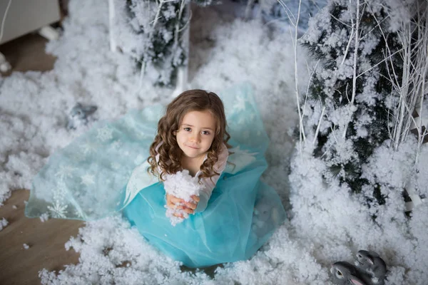 Niedliches Mädchen im blauen Kleid — Stockfoto