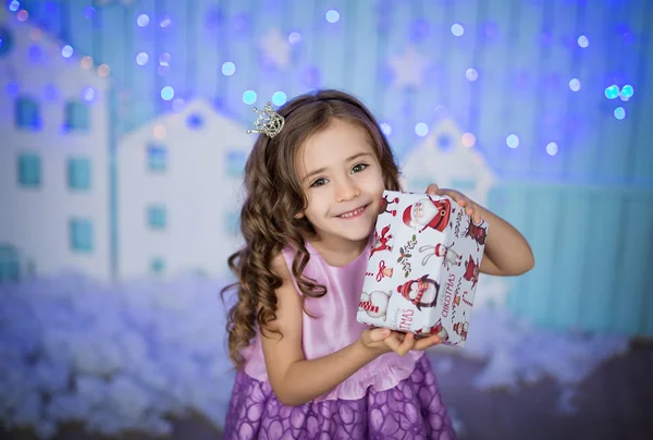 Мила дівчина з коробкою для дня народження — стокове фото