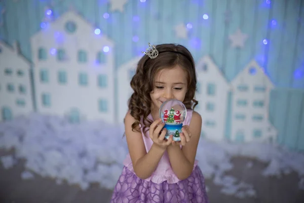 Schattig meisje met klein geschenk — Stockfoto