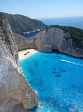 Navagio plaj mavi su ile