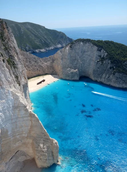 Praia Navagio com água azul — Fotografia de Stock