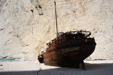 Navagio sahilde kırık gemi