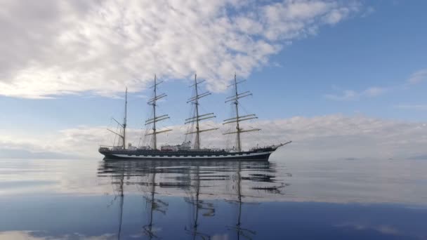 Παλιό Four-Masted Barque στην ήρεμη καθρεφτισμένη θάλασσα στο βάθος της ακτής του βουνού. Ιστιοπλοϊκό — Αρχείο Βίντεο