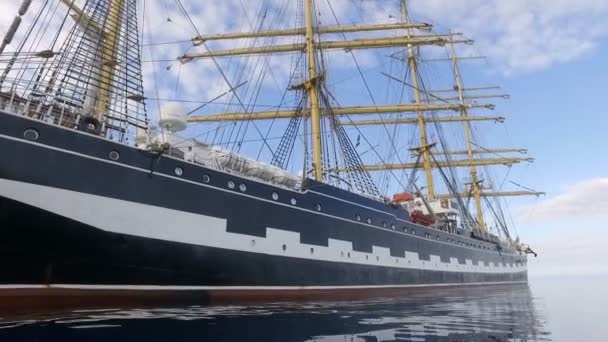 Mar Egeo - OCTUBRE 2016. Buque de vela de entrenamiento ruso. Vieja barca de cuatro mástiles en el tranquilo espejo suave mar en el fondo de la costa de la montaña . — Vídeo de stock