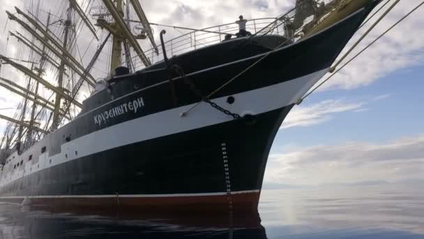 Aegean Sea - OCTOBER 2016. Russian Training Sailing Ship. Old Four-Masted Barque In The Calm Mirror-Smooth Sea On The Background Of The Mountain Coast. — Stock videók