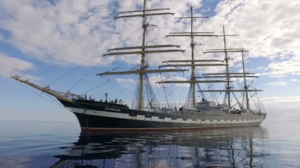 Aegean Sea - OCTOBER 2016. Russian Training Sailing Ship. Old Four-Masted Barque In The Calm Mirror-Smooth Sea On The Background Of The Mountain Coast. — Stockvideo