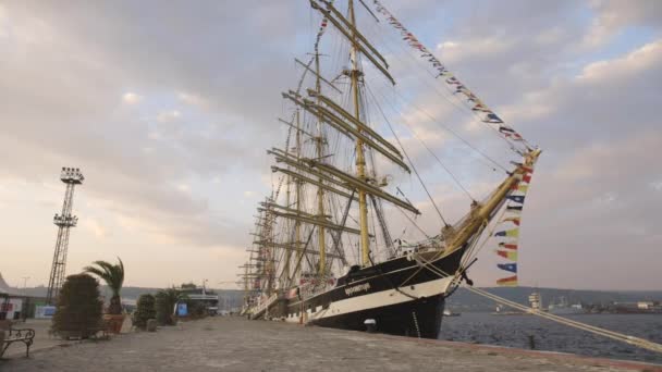 Ruský Barque Kruzenshtern. Staré čtyři-Masted Plachtění Stands v přístavu Varna. — Stock video