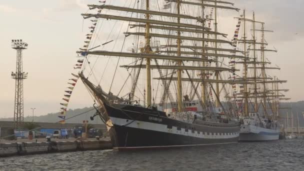 Orosz Barque Kruzenshtern. A régi négyárbocos vitorlás hajó a varnai kikötőben áll.. — Stock videók