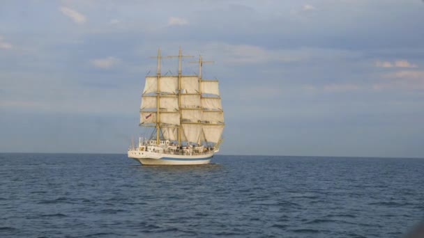 Um grande navio à vela no mar ao nascer do sol — Vídeo de Stock