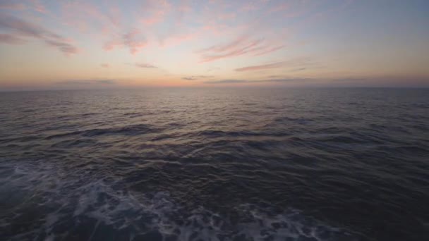 Прекрасний вигляд з корабля на заході сонця над океаном — стокове відео