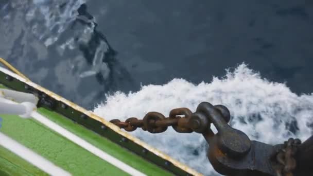 Lodní Luk Proplouvá Vlnami Pohled Boční Paluby Zpěněnou Mořskou Vodu — Stock video