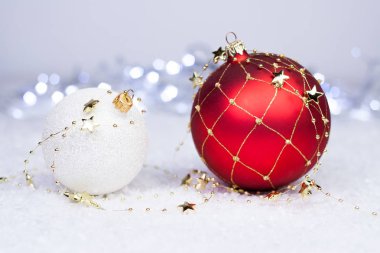 Noel arka plan üzerinde beyaz ve kırmızı topları.