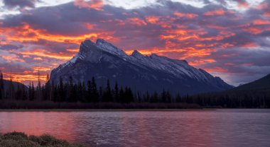 Mount Rundle arkasında dramatik gündoğumu 