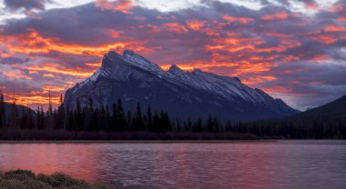 Mount Rundle arkasında dramatik gündoğumu 