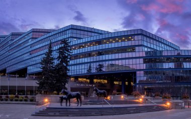 Calgary Belediye Binası'nda gündoğumu