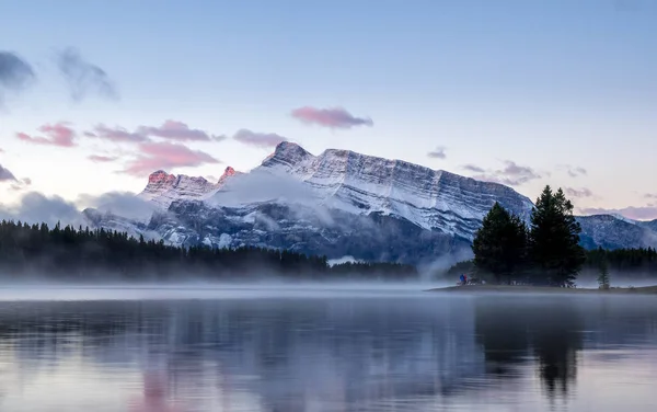Rundle Mountain reflejándose en Two Jack Lake — Foto de Stock