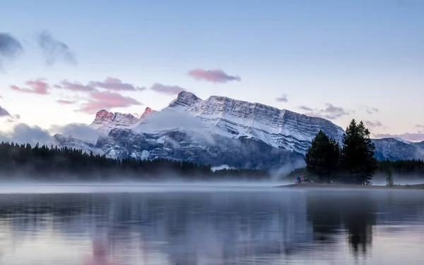 Rundle hora odráží v dva Jack Lake — Stock fotografie