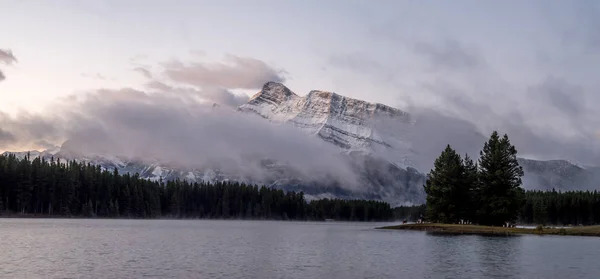 Két Jack tó tükrözi Rundle Mountain — Stock Fotó