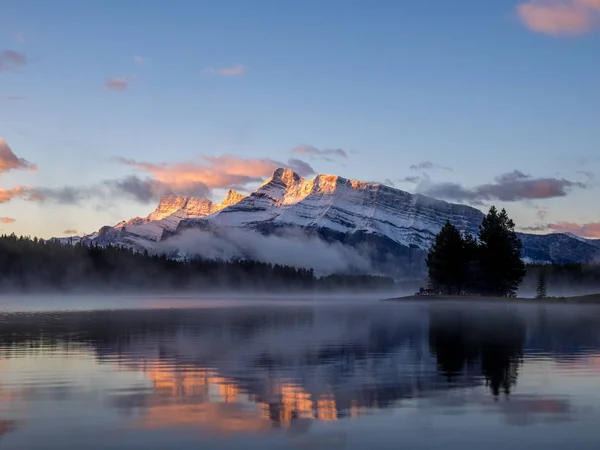Rundle Berg spiegelt sich in zwei Jack Lake — Stockfoto