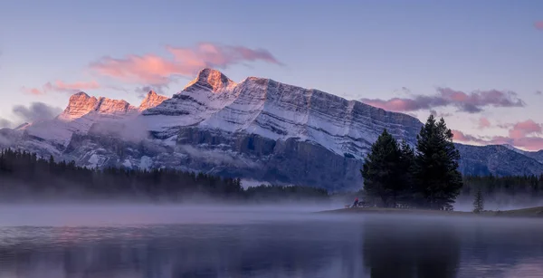 Rundle Montanha refletindo em dois Jack Lake — Fotografia de Stock