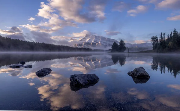 Rundle Montanha refletindo em dois Jack Lake — Fotografia de Stock