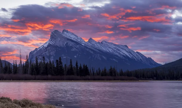 Mount Rundle mögött drámai napkelte — Stock Fotó