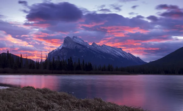 Dramático nascer do sol atrás do Monte Rundle — Fotografia de Stock