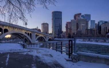 Bir soğuk kış gününde gündoğumu, Calgary manzarası