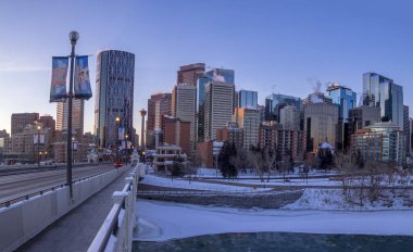Bir soğuk kış gününde gündoğumu, Calgary manzarası