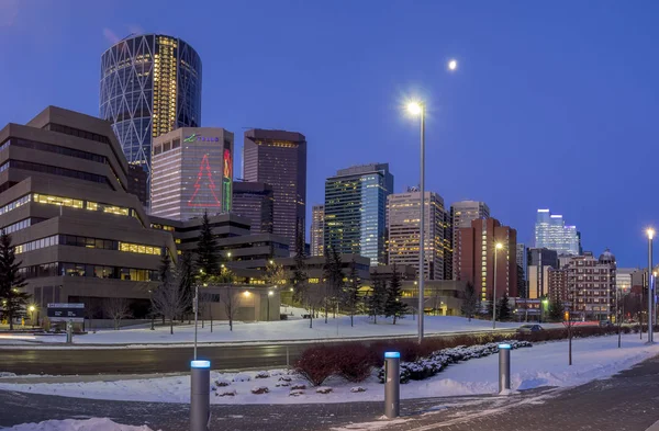 Calgary's skyline på soluppgången på en kall vinterdag — Stockfoto