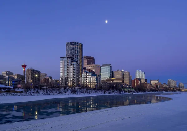 Lo skyline di Calgary all'alba in una fredda giornata invernale — Foto Stock