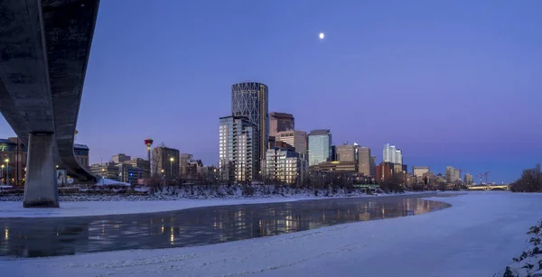 Calgarys Skyline bei Sonnenaufgang an einem kalten Wintertag — Stockfoto