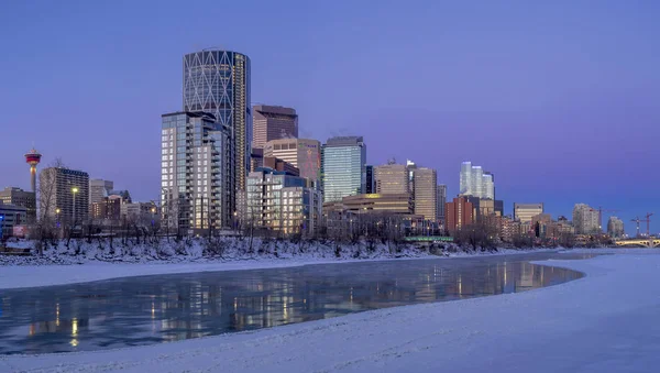 Calgary skyline egy hideg téli napon napkeltekor — Stock Fotó
