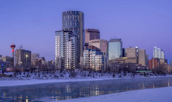 Calgary panoramę o wschodzie słońca na chłodne zimowe wieczory — Zdjęcie stockowe