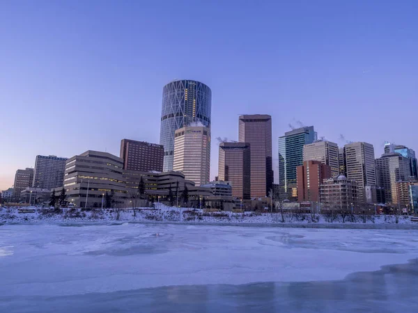 Calgary je Panorama při západu slunce na chladné zimní den — Stock fotografie