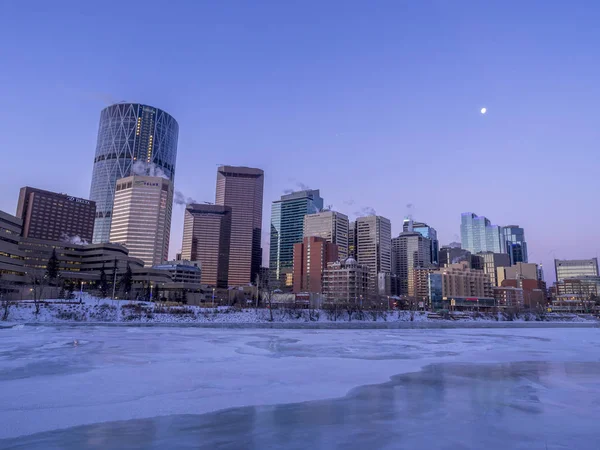 Calgary's skyline på soluppgången på en kall vinterdag — Stockfoto