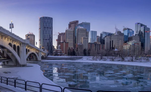 Calgary's skyline at sunrise on a cold winter day — Stock Photo, Image