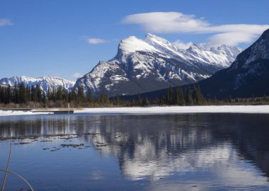 Mount Rundle Vermillion göl buz gibi sularına yansıyan