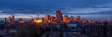 Calgary Alberta, Kanada siluetinin panoramik.