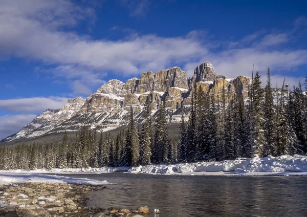 Río Escénico Arco y Montaña del Castillo — Foto de Stock