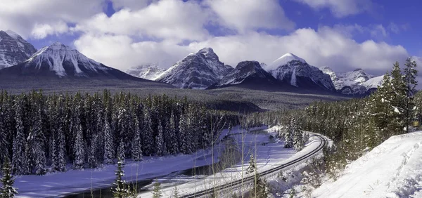 Scenic Morant's Curve in winter Banff — Stock Photo, Image