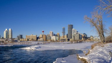 Calgary manzarası bow Nehri boyunca. 