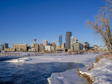 Calgary manzarası bow Nehri boyunca. 
