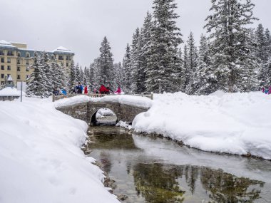 Turistler Chateau Lake Louise grounds tadını çıkarın.