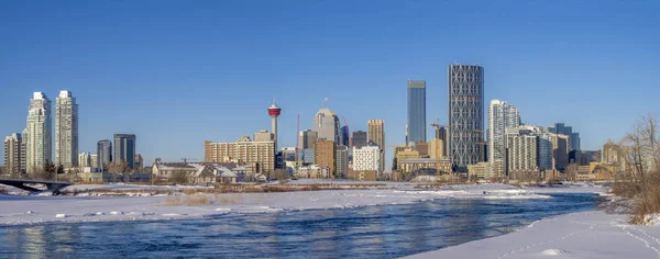 Calgary skyline along the Bow river. — Stock Photo, Image