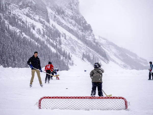 Eishockey auf zugefrorenem Louise-See — Stockfoto