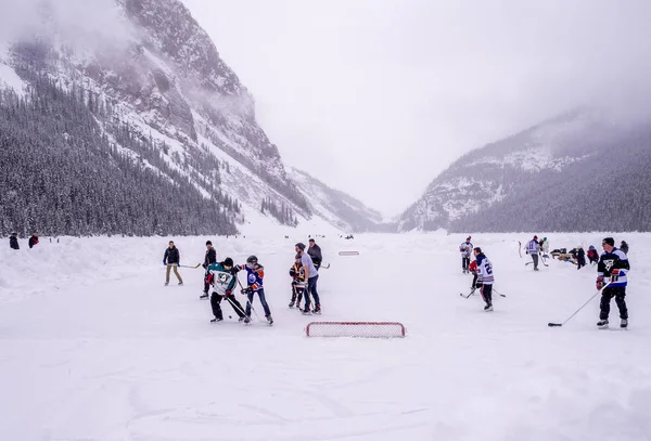 Hokej na lodzie na mrożone Lake Louise — Zdjęcie stockowe